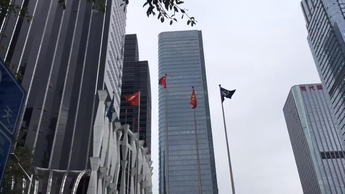 三和大神上一天玩三天，日结100吃4元的面，8块钱网吧包夜