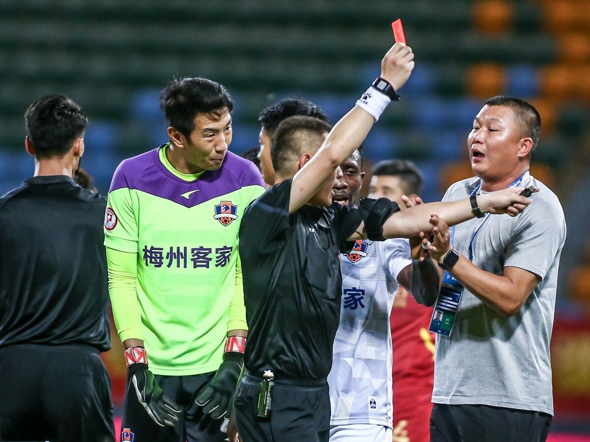 丢脸!广东1球队教练不满球员领红牌,冲进足球场锁喉主裁判