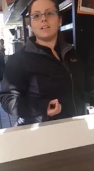 黑人女子商店免费蹭wifi因没买东西店主报警驱赶