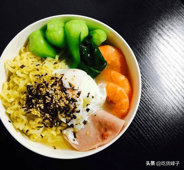 吃了很多年的方便面变成这样了,方便面为什么是弯的不白吃