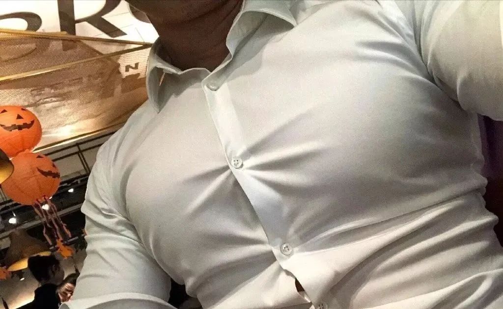 男生胸肌练太大撑衣服怎么办,胸肌能撑烂衣服吗