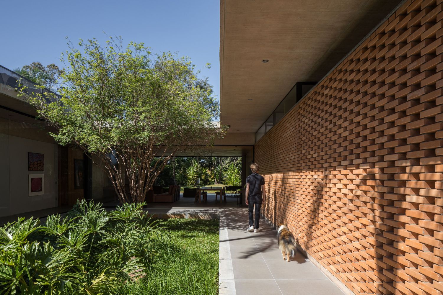 巴西利亚原始的清水混凝土与红砖打造的别墅