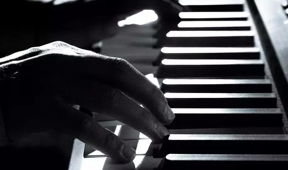 但昭义演奏,但昭义会弹琴吗