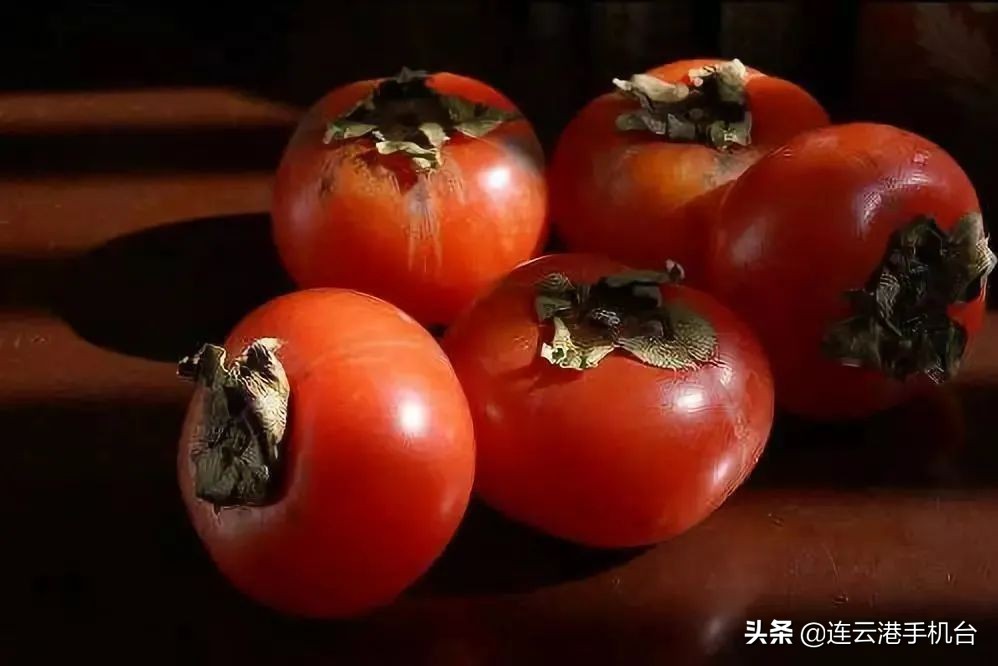 男子吃柿饼抢救,一男子吃橘子进医院