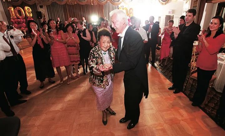 上海复旦大学校花开车去新天地,从外滩下来的复旦校花