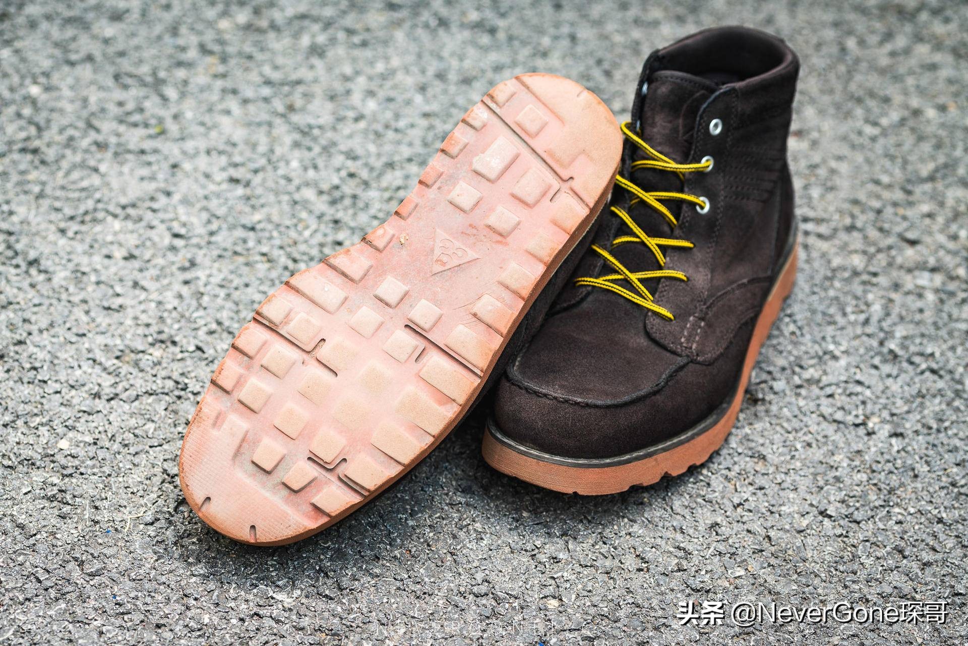 一双nike鞋子正面图,耐克复古工装鞋