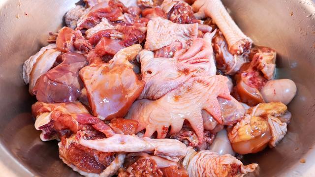 炖鸡时先焯水还是直接炖都不对,炖鸡千万不要焯水教你正确做法