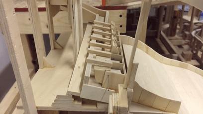 如何同时玩300颗弹珠？盖一座3米高的弹珠城堡就好了