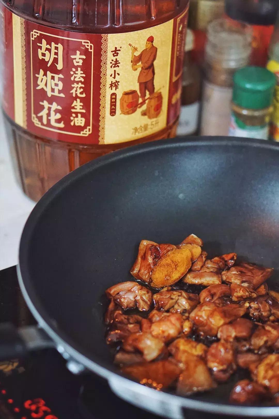 香菇板栗焖鸡学会后天天吃都不腻,简单易学的香菇鸡焖饭分享给大家