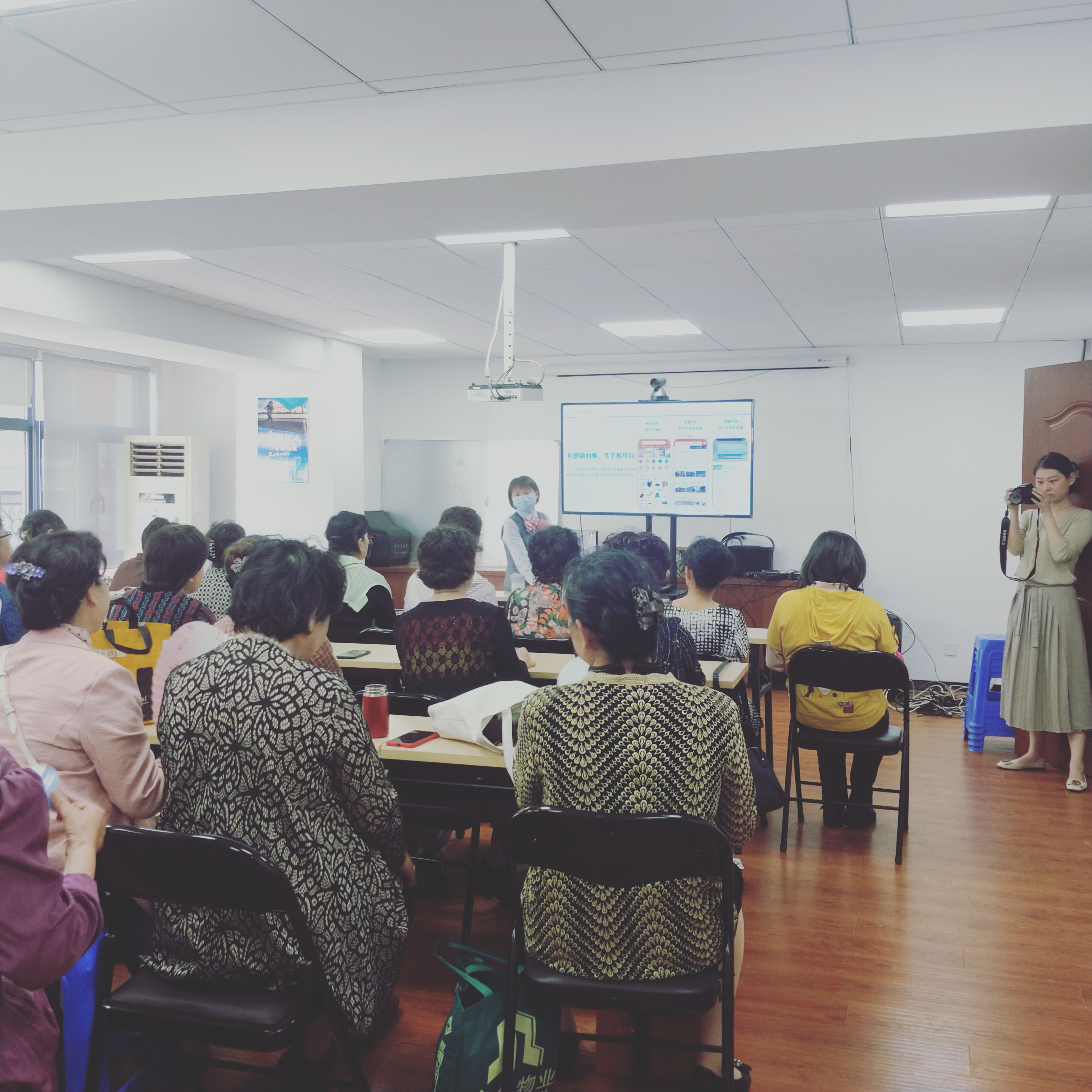 中国电信未来信息馆走进百子亭社区开展老年智能手机使用体验培训