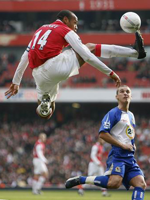 脚弓传球详细讲解,用脚弓踢直线球的技巧