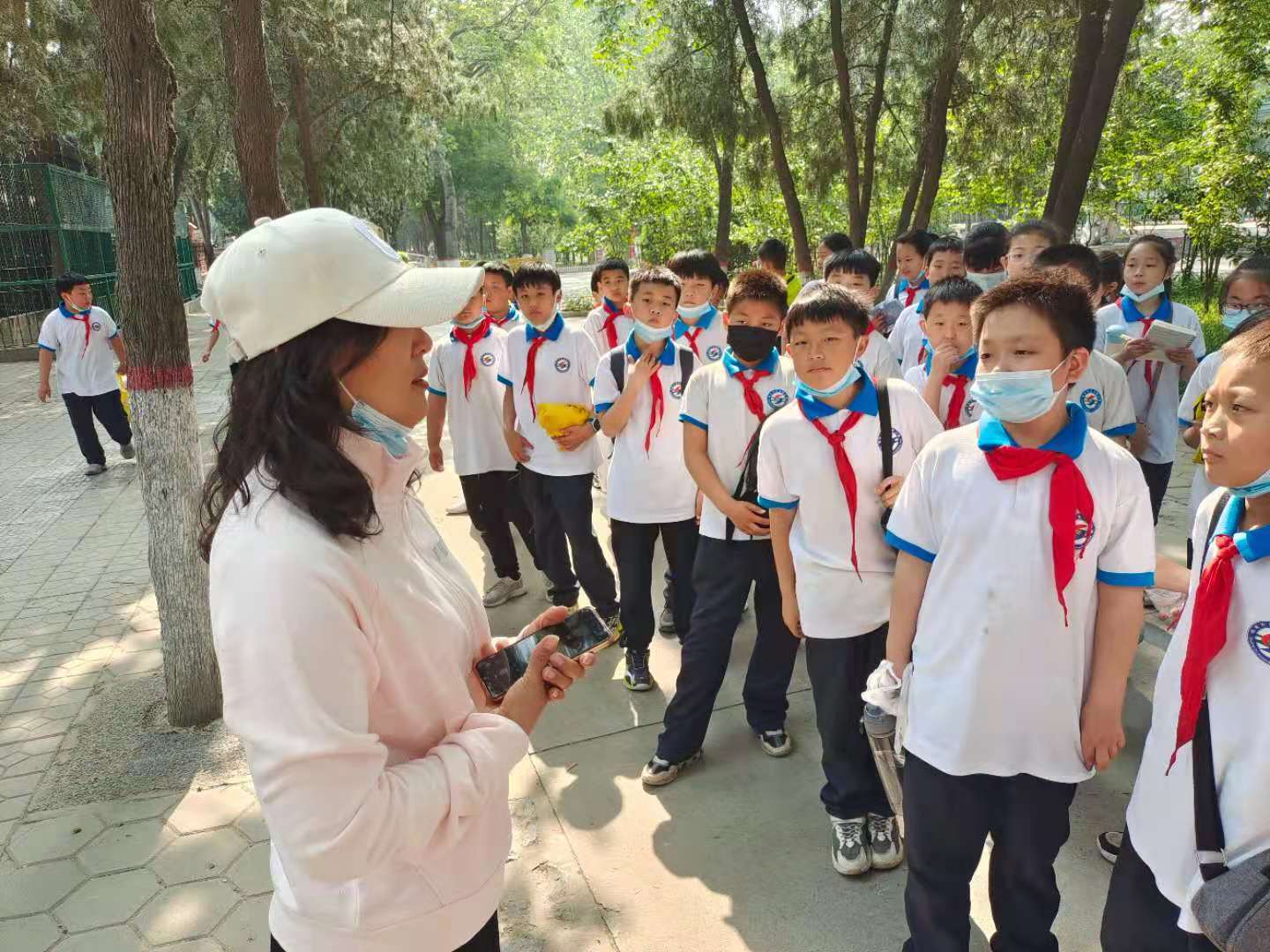 河北保定:莲池区史庄街小学走进动物园开展社会实践活动