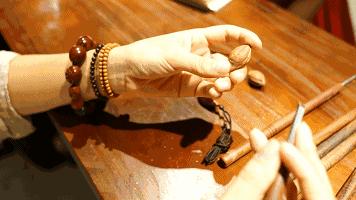 核雕∣指尖小小桃核，刻画大大世界，方寸之间显天地