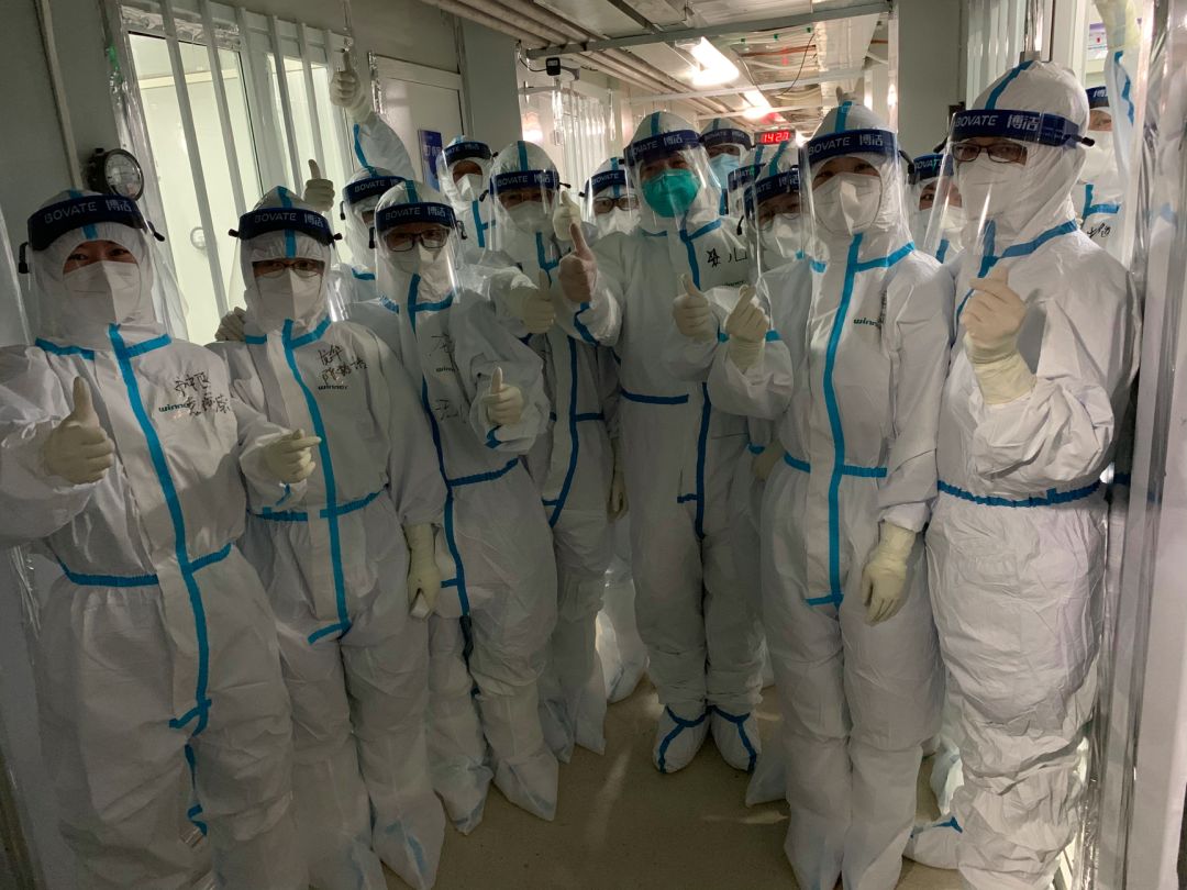 武汉雷神山首例治愈患者出院,雷神山患者出院