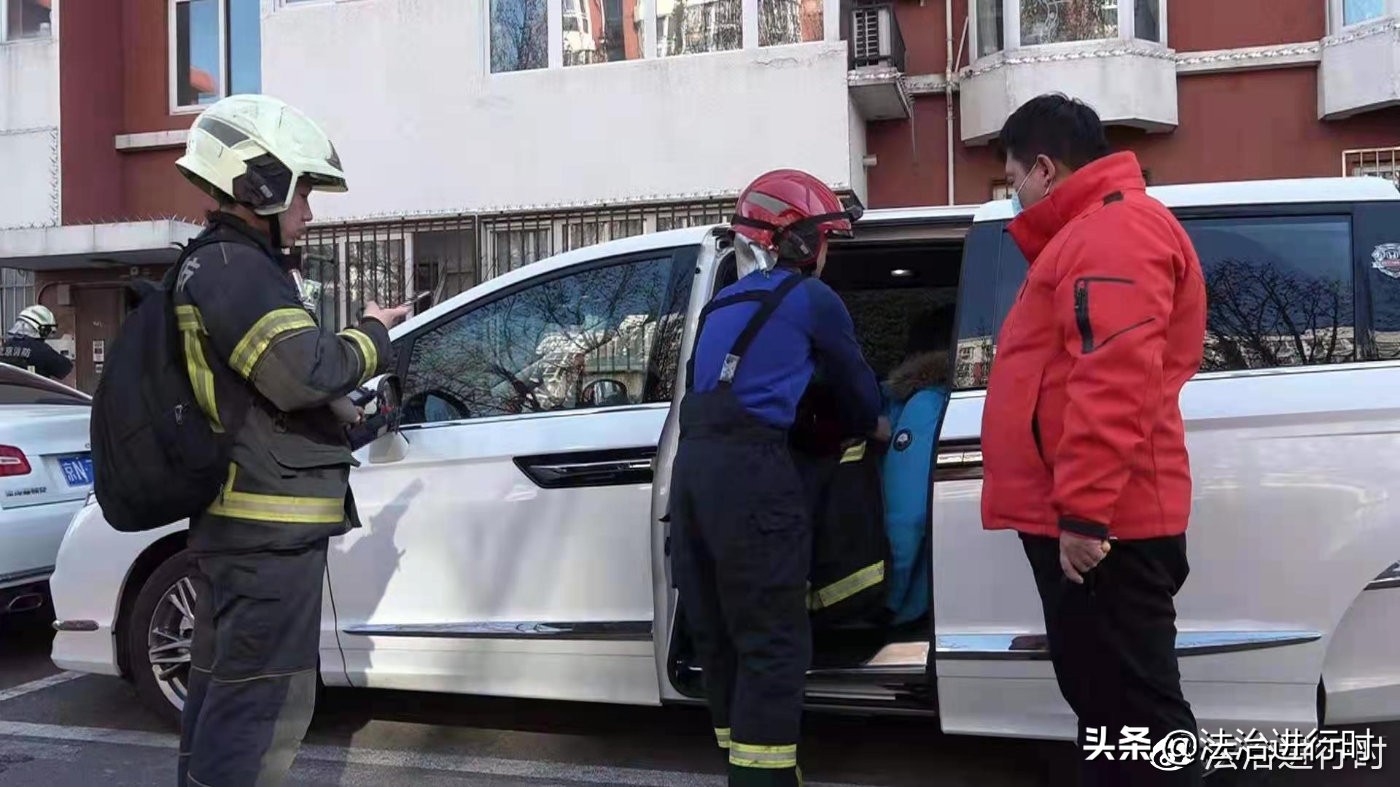 家里起火女孩被困消防紧急救援,北京大火消防员抢救