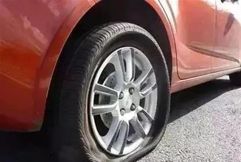 高温暴晒车有什么损坏,高温暴晒下的车