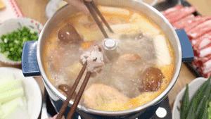 吃火锅人均一盘肉够不够,3个人吃老火锅540元贵不贵