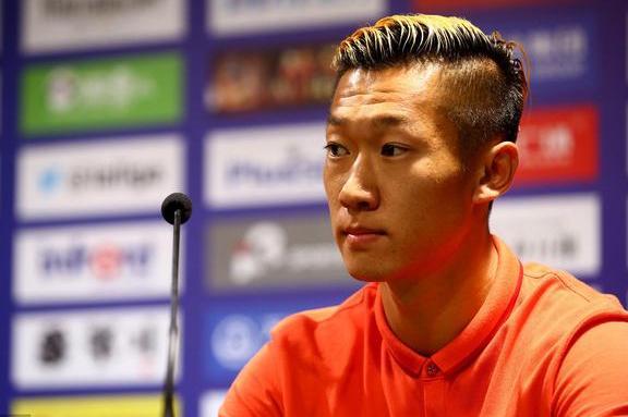 从4号改穿12号，恒大25岁天才仅登场8分钟：不愿放弃800万高薪