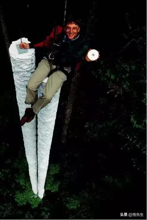 霍金年轻时帅气的照片,霍金年轻时帅照