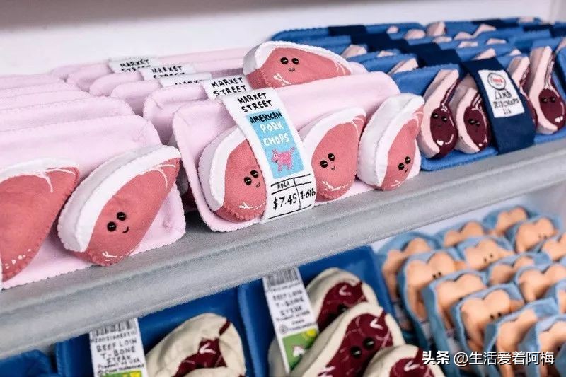 她开了间超市，卖的东西却全是假的，9000件商品，竟被一抢而空