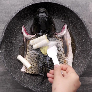 名门泽佳美食频道开播啦今日主题：垮炖草鱼