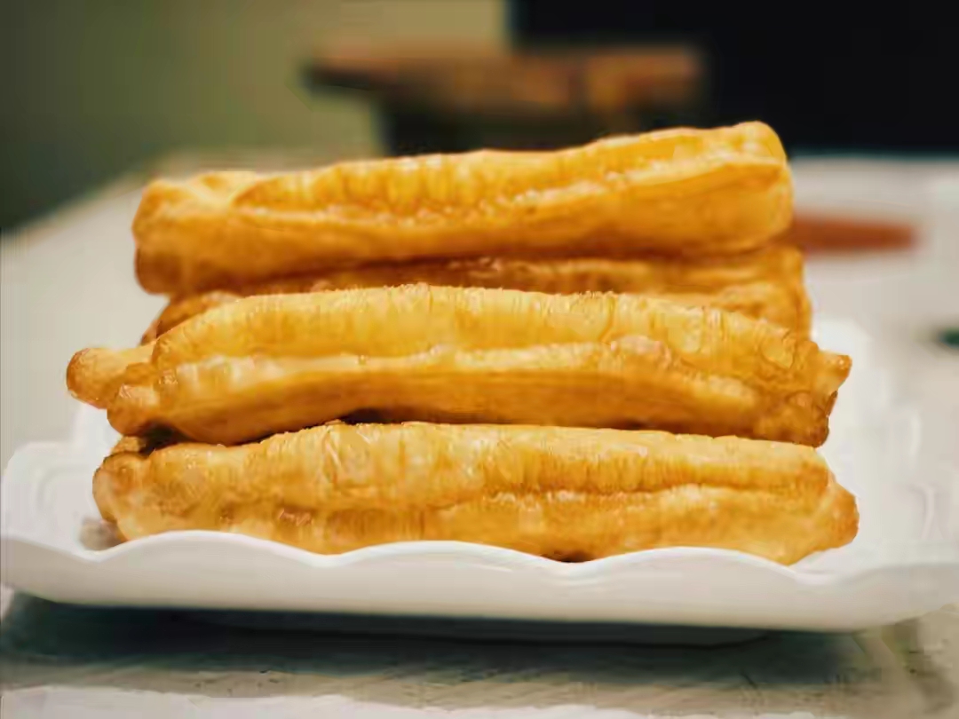 炸油条用酵母怎么炸出来蓬松,炸油条的小窍门不用酵母粉