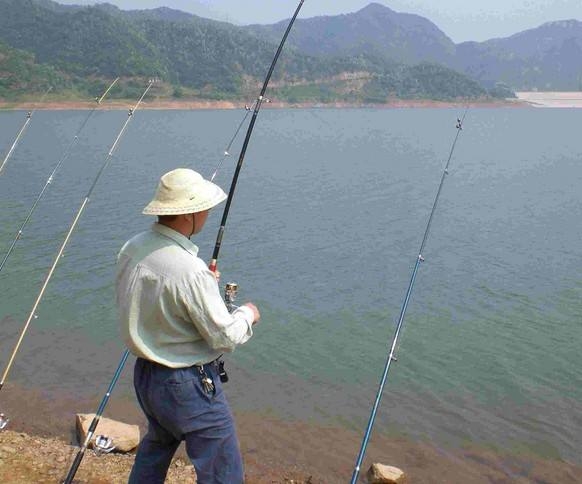 自制草鱼爆炸钩饵料配方,用小鸡饲料自制爆炸钩饵料