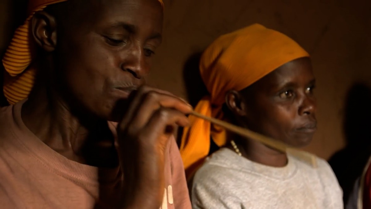 非洲布隆迪的赚钱天才,骑着自行车运香蕉扒车门,满身绝活无人敌