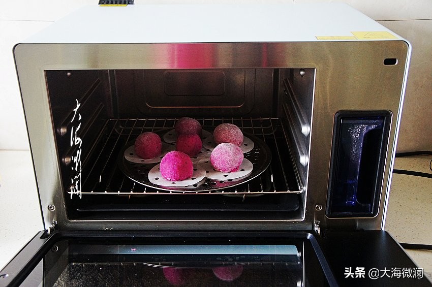 无麸质小米面粉馒头,早餐低脂牛奶和全麦馒头