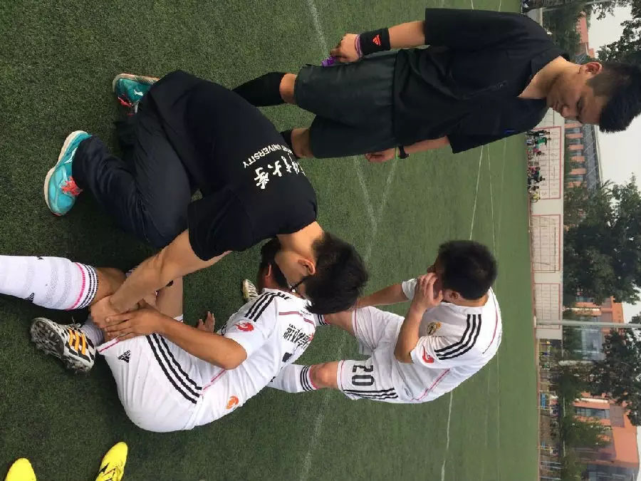 踢足球扭伤的正确处理方法,足球踢伤正确处理方法