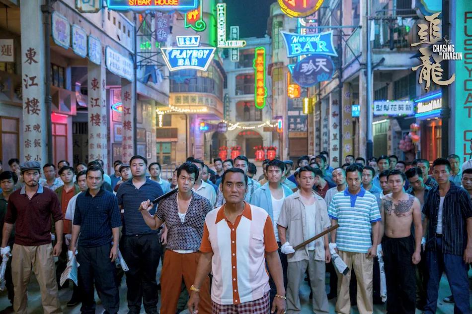 卷入黑帮争斗误以为是拍戏,港警黑帮厮杀追入警署