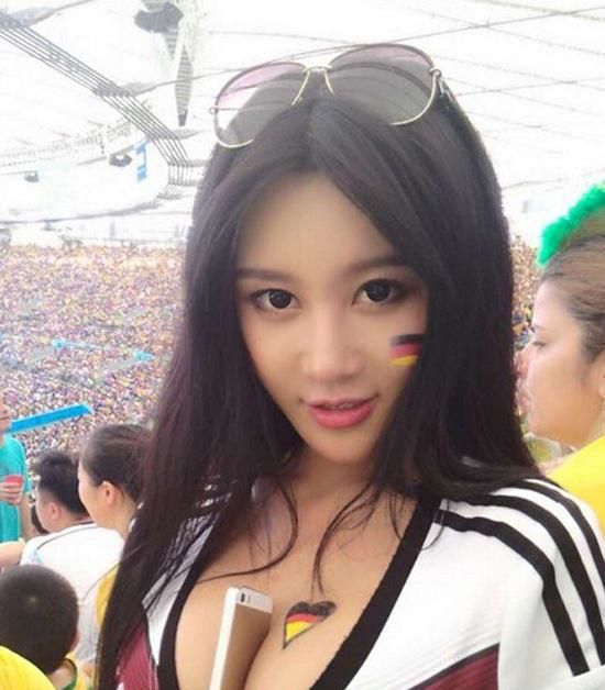 她是最美足球宝贝,一记“胸夹手机”走红,网友追问:手机卖不