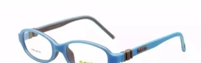 孩子挑选眼镜,家长选的眼镜