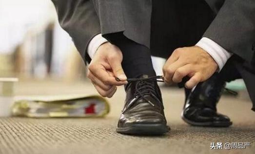 鞋子里面有个地方凸出来硌脚,鞋子侧边硌脚是太小了吗