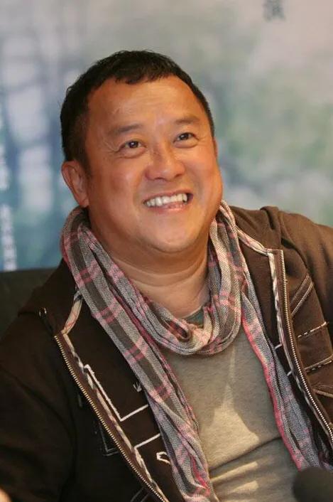 影视巨星洪金宝现身北京,戴大金镶钻链抽雪茄,和朋友相谈甚欢。