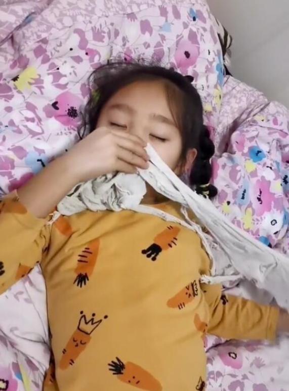 一件T恤破成抹布，娃还要每天抱着睡，如何看待这种恋物行为