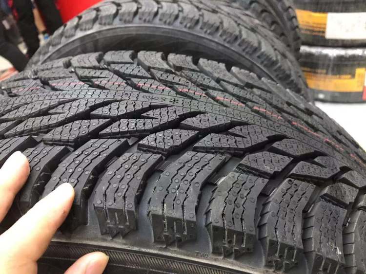 自驾游雪地轮胎怎么选合适,雪地胎在雪地上防滑