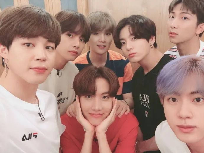 防弹少年团对王嘉尔的反应,防弹少年团跟王嘉尔对决