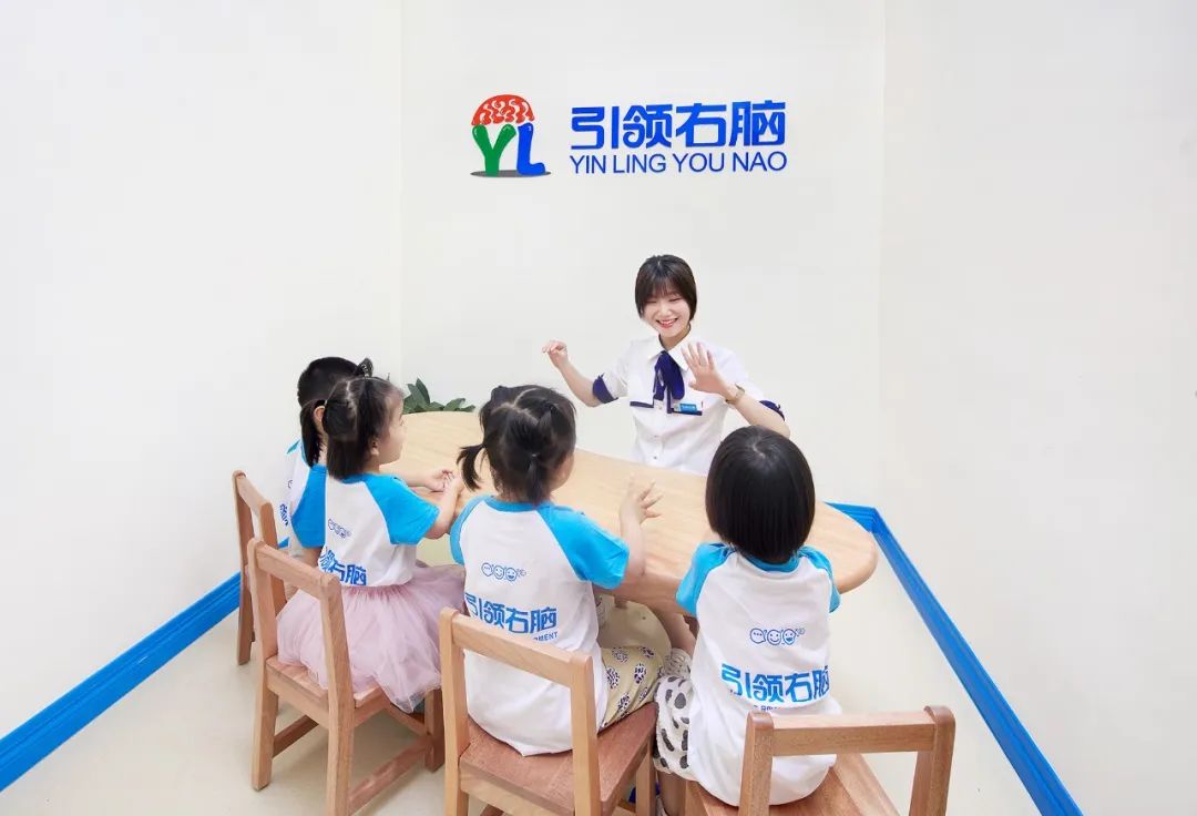 孩子内向但并不笨该怎么培养,为什么父母总是不能理解孩子内向