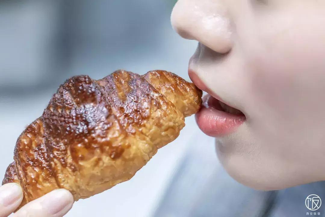 一*爆口**浆的咩咩包来了，今天也是努力营业的奈雪咩！