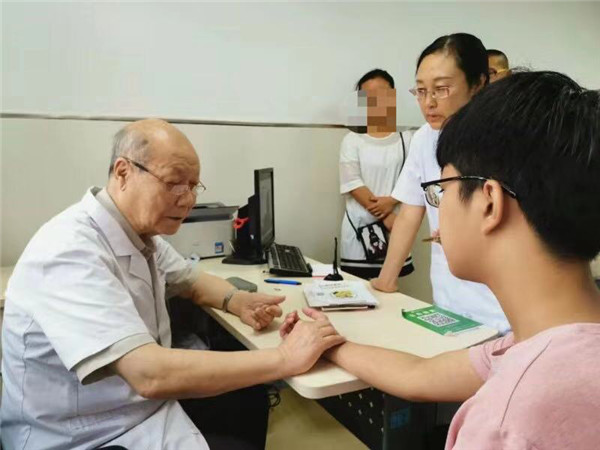 健康扶贫进村义诊,医疗专家健康扶贫公益活动