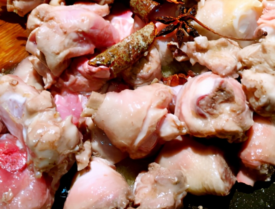炖老母鸡汤鸡肉需要过油吗,炖鸡肉注意事项