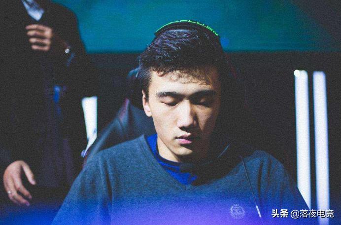 edg打skt投降背景音乐,职业赛场被打到投降