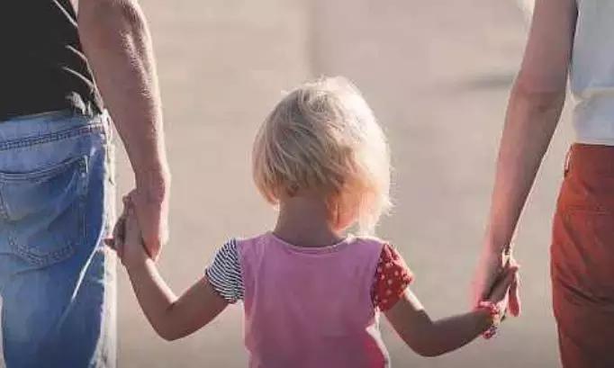 为保同性双亲权利，法国想把“父母”称谓改为“家长1家长2”