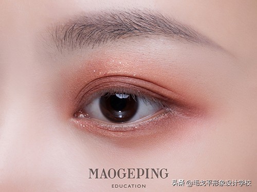 白色眼线日系温柔猫眼妆,日系眼妆眼影怎么选择色号