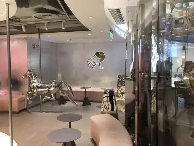 暗访多家知名奶茶店,我们走访了最火的9家奶茶店