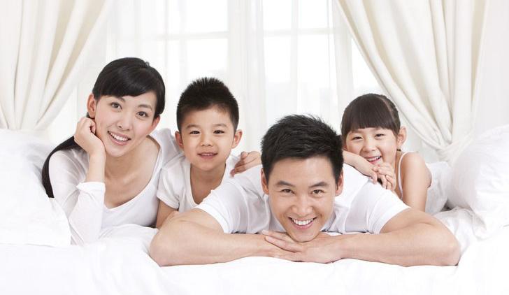 男孩不慎触电奶奶狂奔救孙子,小孩误吞玻璃球视频