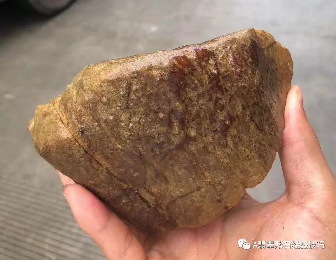 翡翠珠子有石纹和裂纹怎么区别,翡翠镯子表面有石纹一样的裂纹