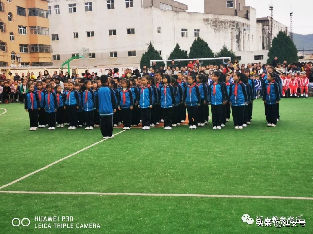 寒意袭人，红小娃却把口号声喊得震天响！