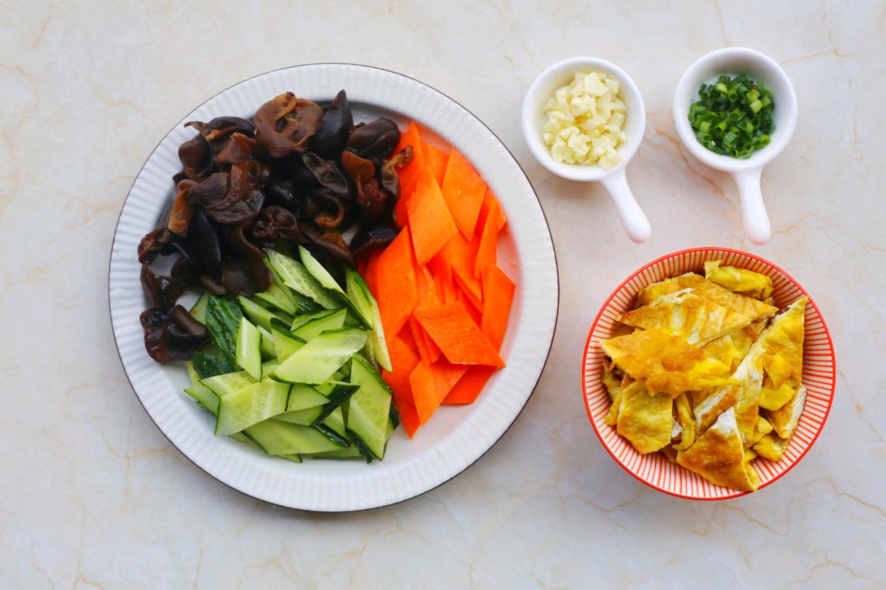 黄瓜胡萝卜木耳炒鸡蛋虾仁做法,木耳黄瓜炒鸡蛋做法减脂